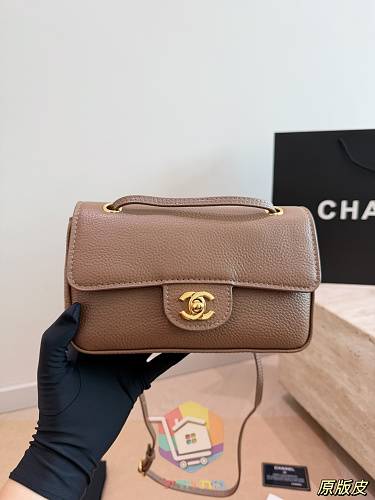 תיק Chanel מעור גרעיני עם דש 4