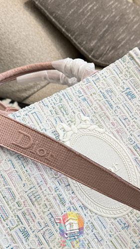 תיק Dior Book Tote ברקמת אוברליק בשני גוונים 4