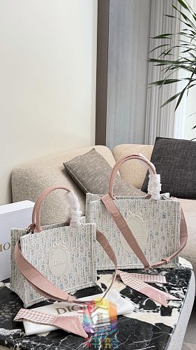 תיק Dior Book Tote ברקמת אוברליק בשני גוונים 8