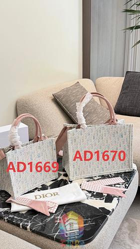 תיק Dior Book Tote ברקמת אוברליק בשני גוונים 10