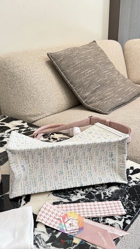 תיק Dior Book Tote ברקמת אוברליק בשני גוונים 11