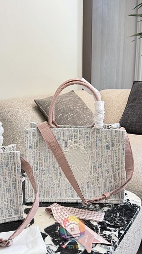 תיק Dior Book Tote ברקמת אוברליק בשני גוונים 16