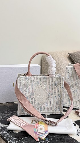 תיק Dior Book Tote ברקמת אוברליק בשני גוונים 17