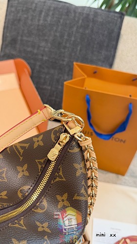 תיק Louis Vuitton במונוגרם עם שרשרת 4