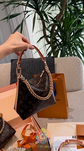 תיק Louis Vuitton במונוגרם עם שרשרת 11