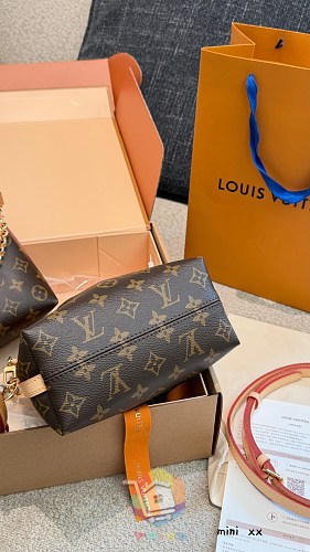 תיק Louis Vuitton במונוגרם עם שרשרת 12