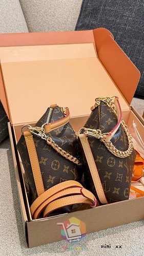 תיק Louis Vuitton במונוגרם עם שרשרת 17