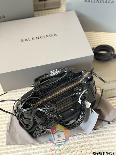 תיק Balenciaga Le Cagole מעור בשני גוונים 2