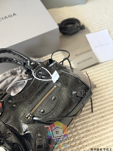 תיק Balenciaga Le Cagole מעור בשני גוונים 3