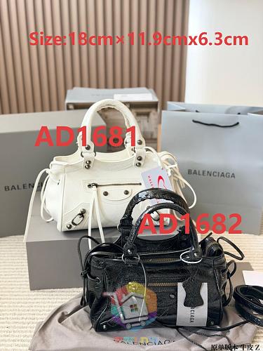 תיק Balenciaga Le Cagole מעור בשני גוונים 10