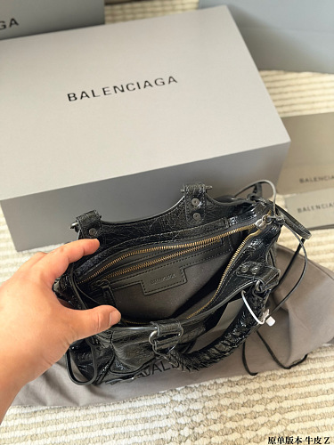 תיק Balenciaga Le Cagole מעור בשני גוונים 11
