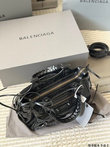 תיק Balenciaga Le Cagole מעור בשני גוונים 12