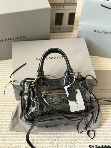 תיק Balenciaga Le Cagole מעור בשני גוונים 15
