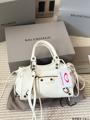 תיק Balenciaga Le Cagole מעור בשני גוונים 16