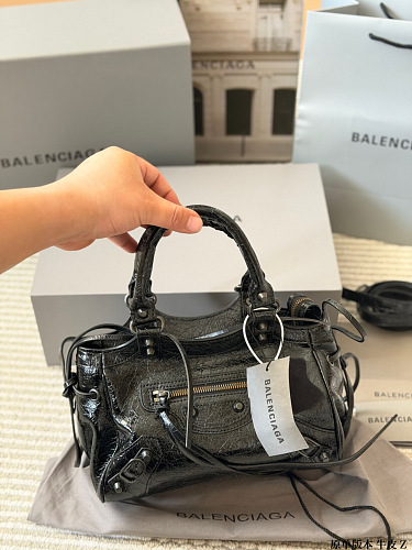 תיק Balenciaga Le Cagole מעור בשני גוונים 17