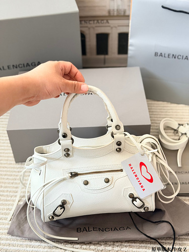 תיק Balenciaga Le Cagole מעור בשני גוונים 18