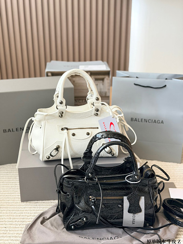 תיק Balenciaga Le Cagole מעור בשני גוונים 19