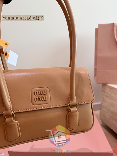 Schultertasche Miu Miu aus Leder mit Überschlag 12