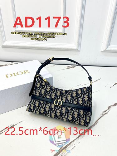 Schultertasche Dior in Halbmondform mit Monogramm 10