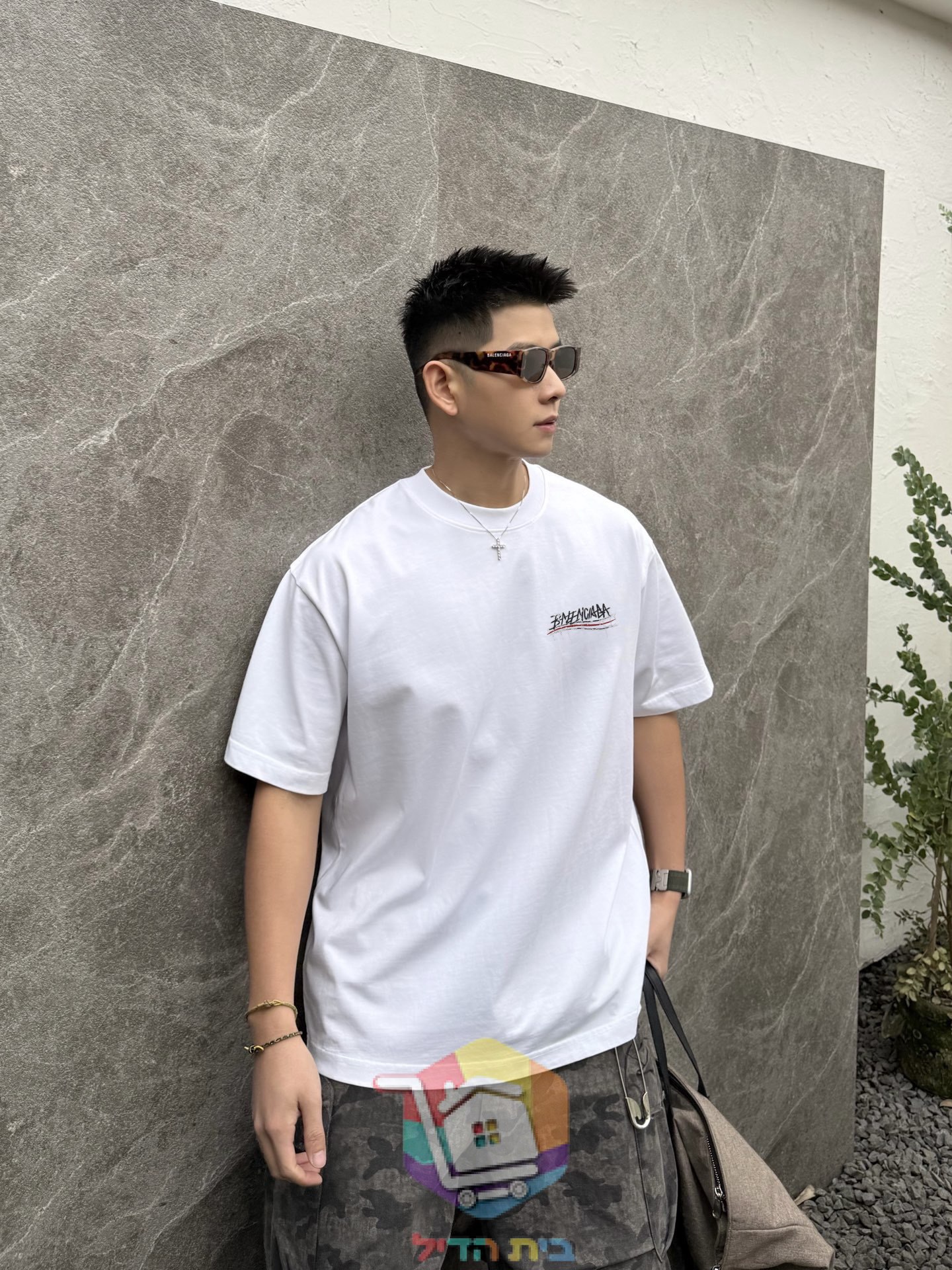 חולצת טי Balenciaga עם לוגו בסגנון גרפיטי, לבן, כחול כהה, אפור