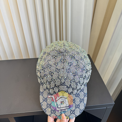 כובע מצחייה Gucci משובץ אבנים בשני גוונים 11