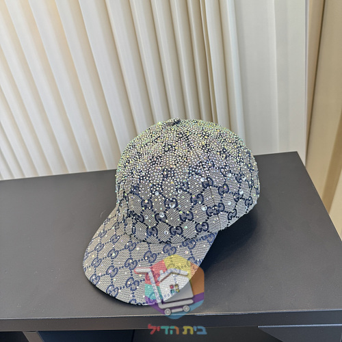 כובע מצחייה Gucci משובץ אבנים בשני גוונים 13