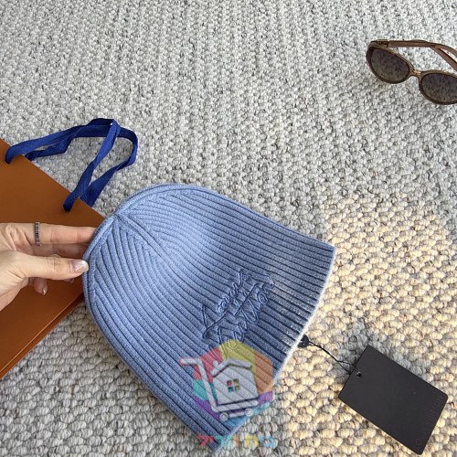כובע גרב Louis Vuitton בארבעה גוונים 14