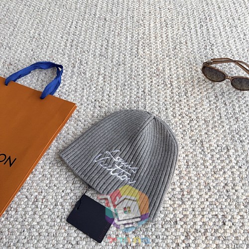 כובע גרב Louis Vuitton בארבעה גוונים 28