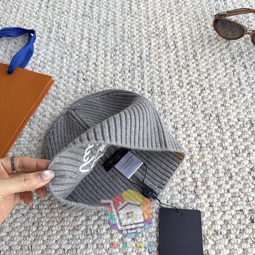 כובע גרב Louis Vuitton בארבעה גוונים 30