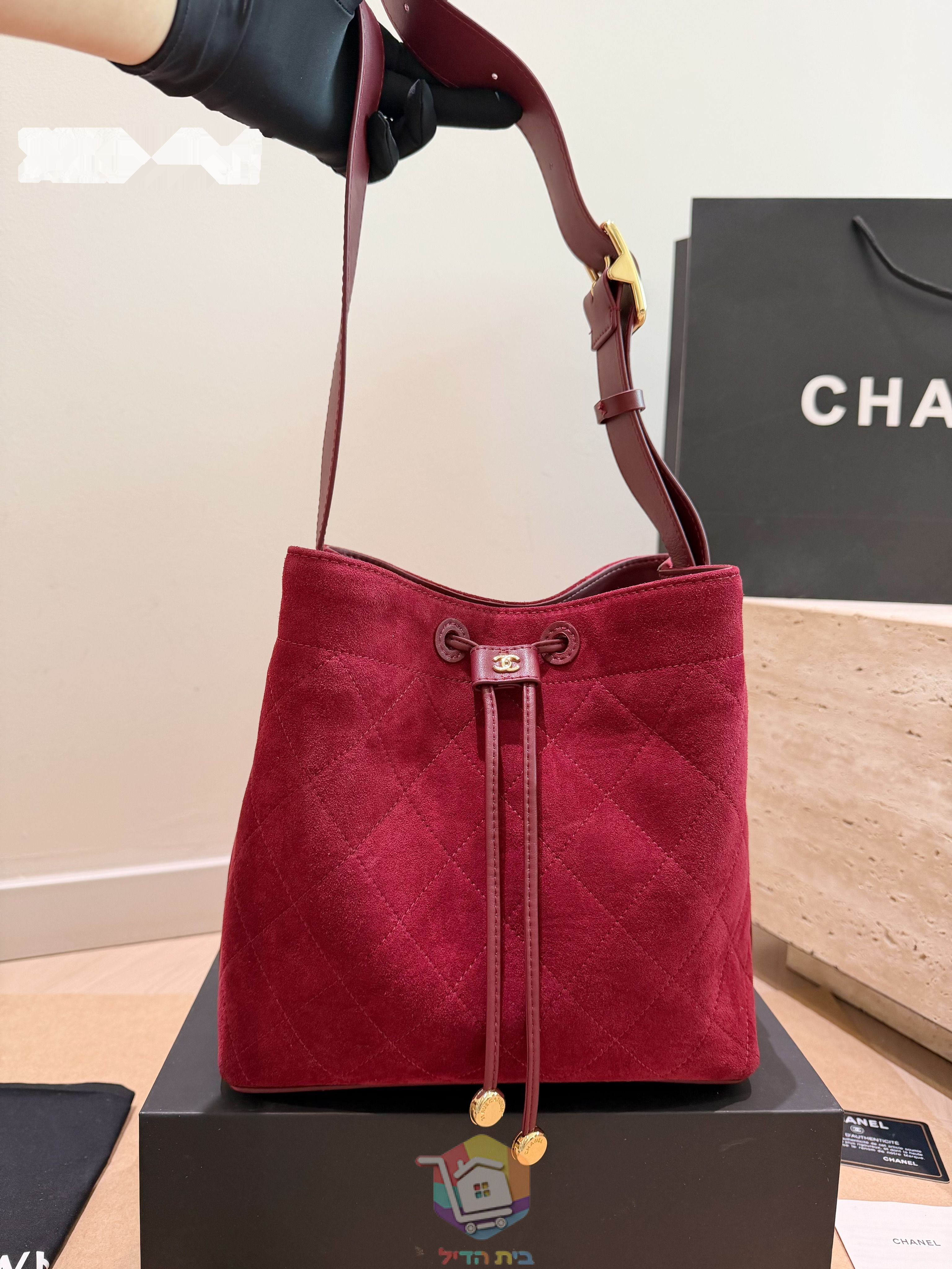 Mala Chanel Bucket Bag em camurça acolchoada, bordô ou caramelo