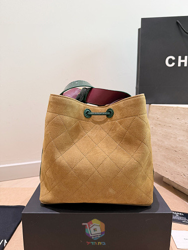 תיק Chanel Bucket Bag מזמש מרופד, בורדו או חום בהיר, תמונה 5