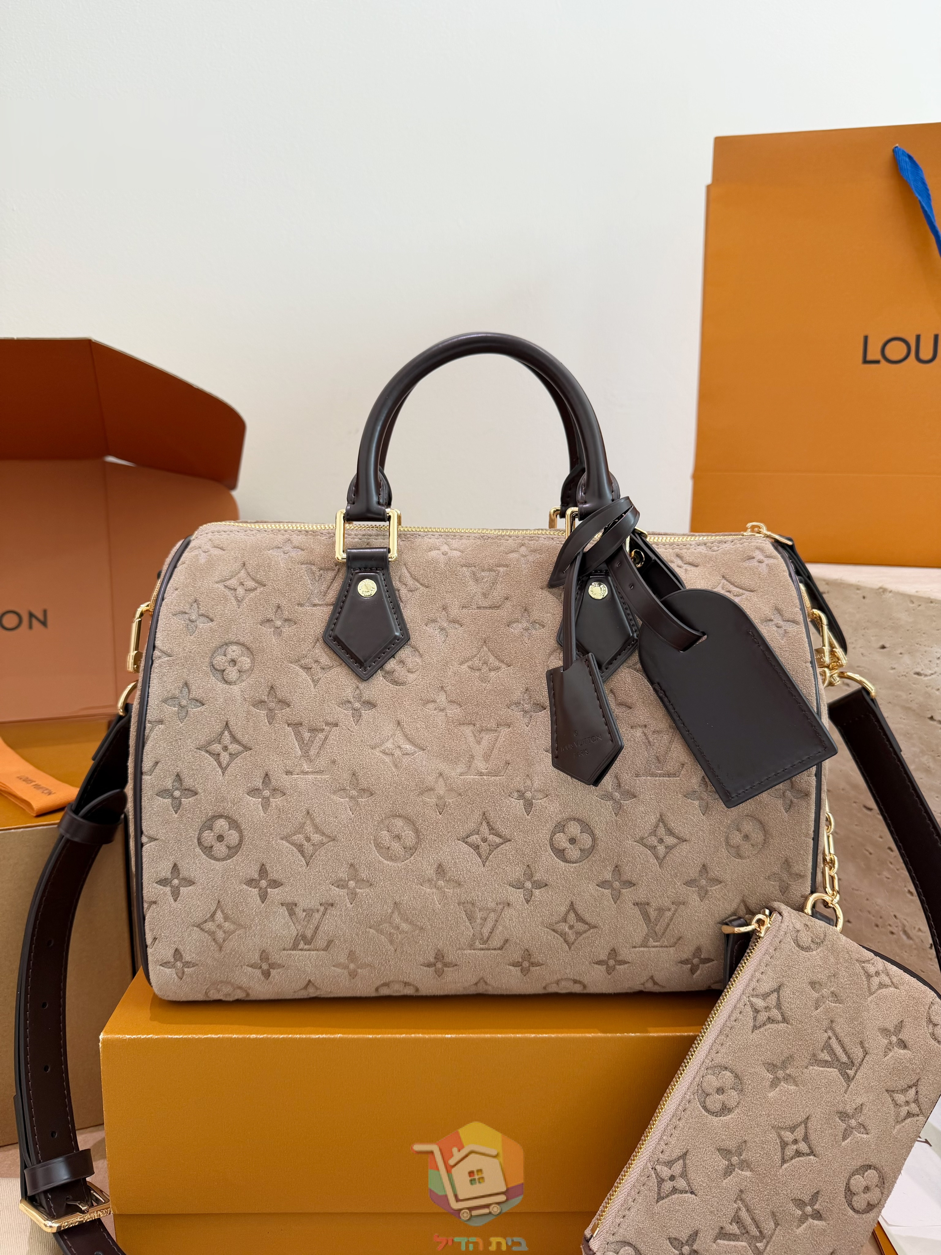 Mala Louis Vuitton Speedy Bandoulière em camurça gravada, bege ou castanha
