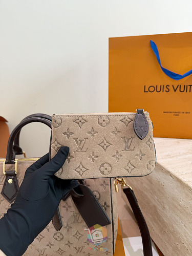 תיק Louis Vuitton Speedy Bandoulière מזמש מוטבע, בז' או חום, תמונה 14