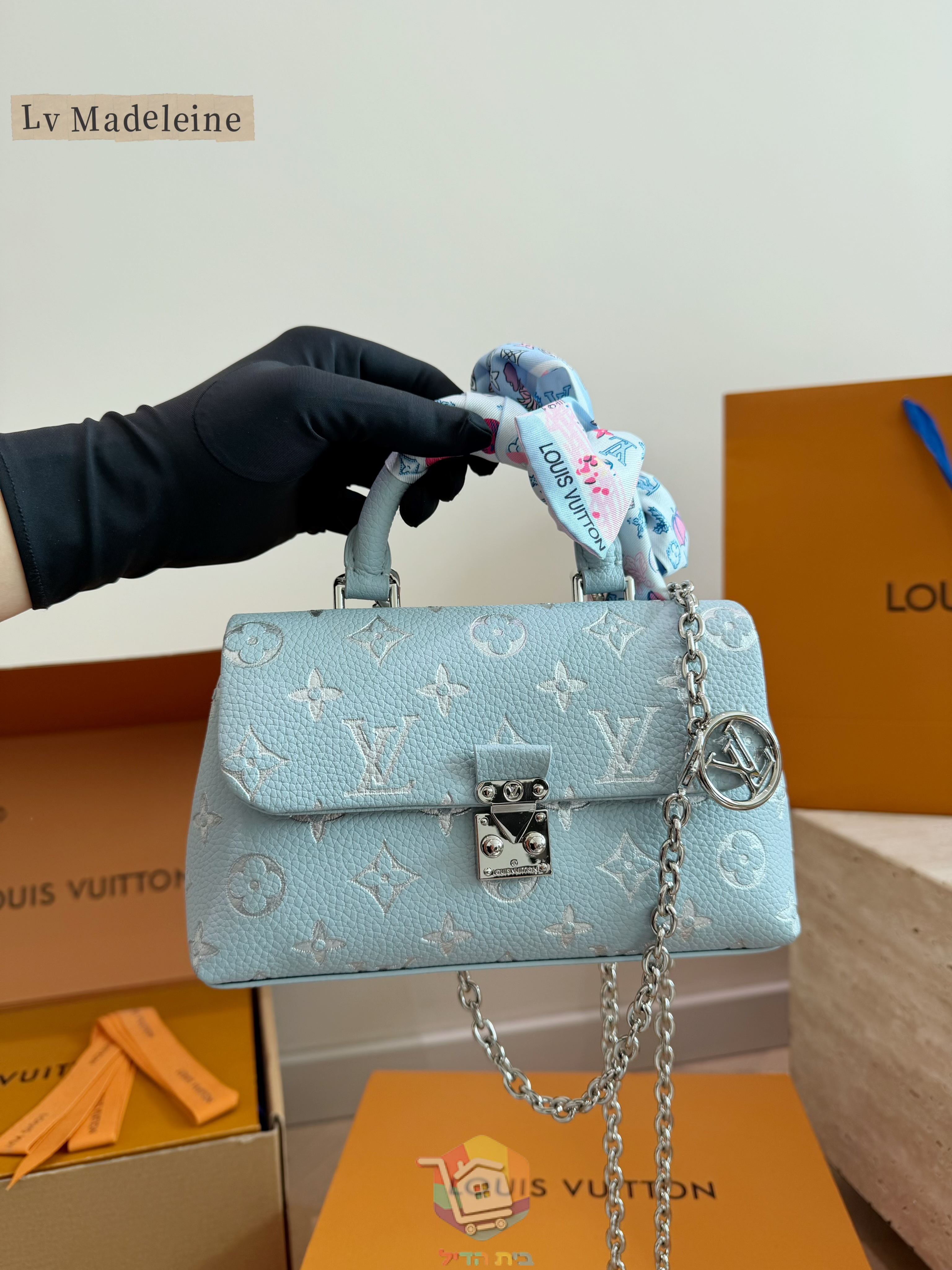 حقيبة Louis Vuitton Nano Madeleine، أزرق فاتح