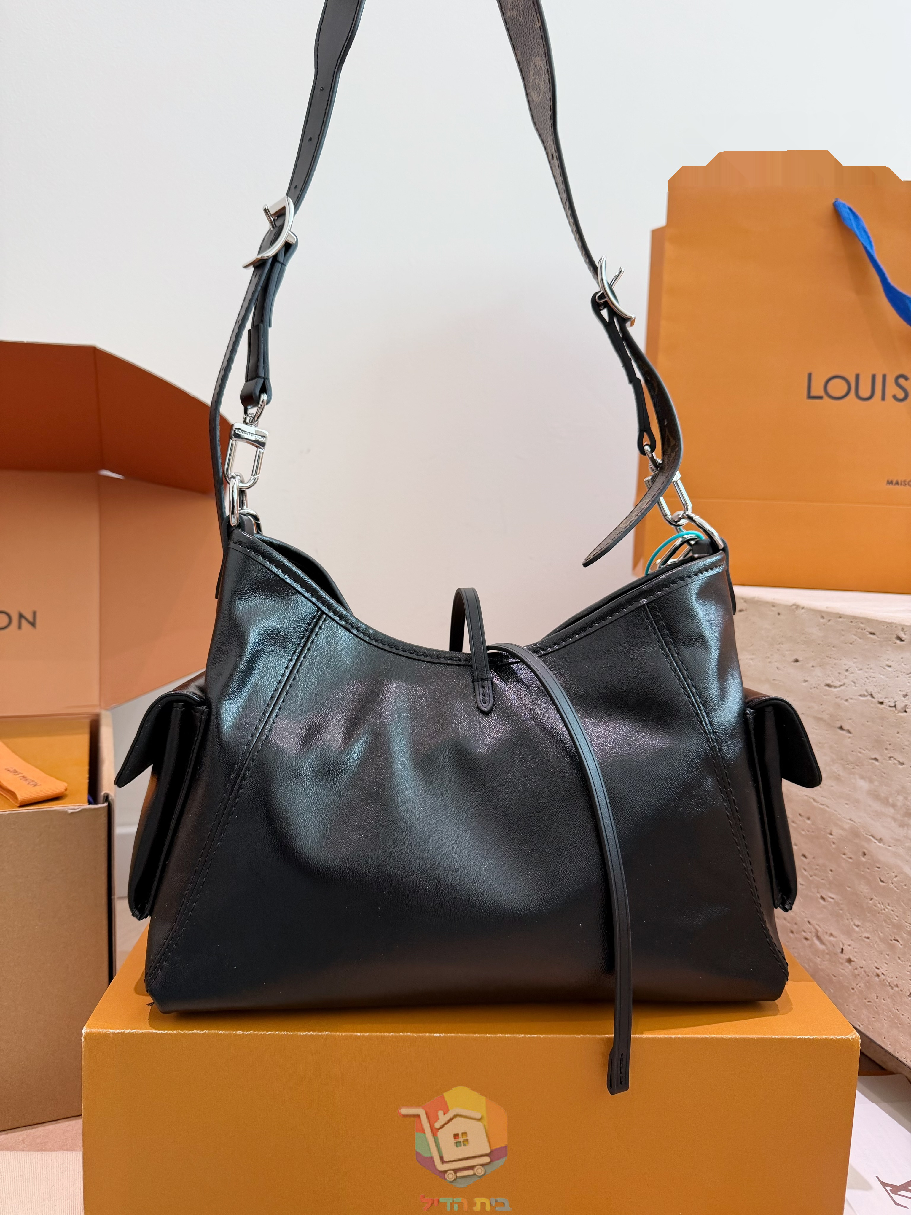 حقيبة Louis Vuitton CarryAll Cargo Vibe من جلد ناعم، أسود