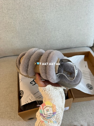 כפכפי UGG Fluff מפרוות כבש בארבעה גוונים 6