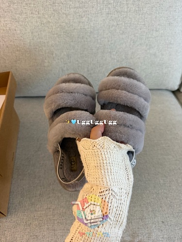 כפכפי UGG Fluff מפרוות כבש בארבעה גוונים 7