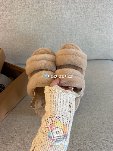 כפכפי UGG Fluff מפרוות כבש בארבעה גוונים 11