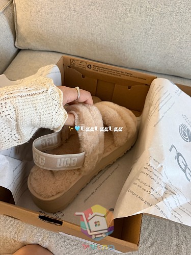 כפכפי UGG Fluff מפרוות כבש בארבעה גוונים 13