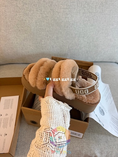כפכפי UGG Fluff מפרוות כבש בארבעה גוונים 16