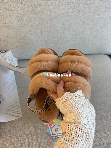 כפכפי UGG Fluff מפרוות כבש בארבעה גוונים 17