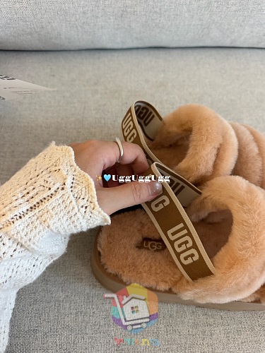 כפכפי UGG Fluff מפרוות כבש בארבעה גוונים 19