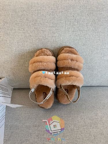 כפכפי UGG Fluff מפרוות כבש בארבעה גוונים 20