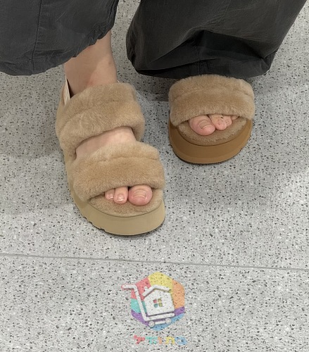 כפכפי UGG Fluff מפרוות כבש בארבעה גוונים 37