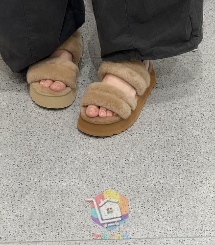 כפכפי UGG Fluff מפרוות כבש בארבעה גוונים 38