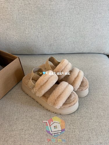 כפכפי UGG Fluff מפרוות כבש בארבעה גוונים 43