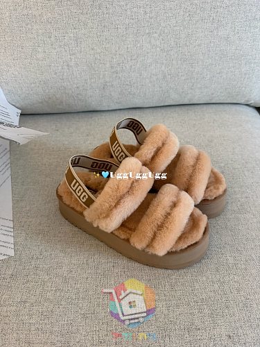כפכפי UGG Fluff מפרוות כבש בארבעה גוונים 44