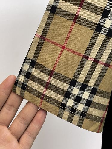 T-Shirt Burberry mit Karoärmeln, zwei Farben 4