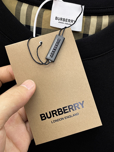 T-Shirt Burberry mit Karoärmeln, zwei Farben 6