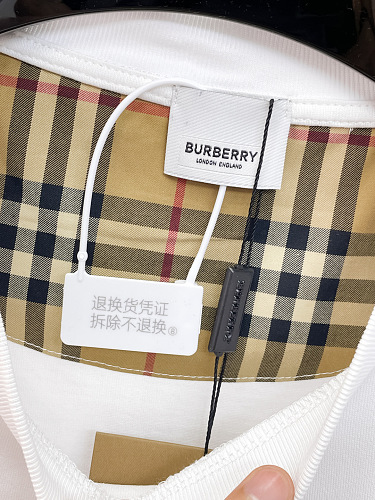 T-Shirt Burberry mit Karoärmeln, zwei Farben 12